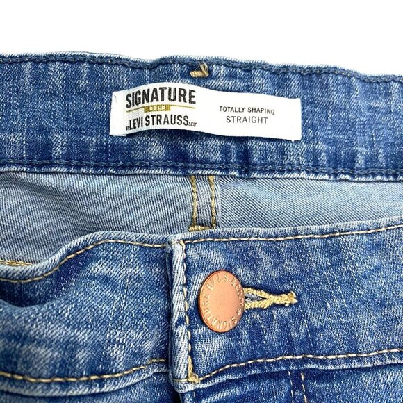 Signature Levi Strauss Totally Shaping Straight Women's size 20P Blue Denim jean - Picture 2 of 4